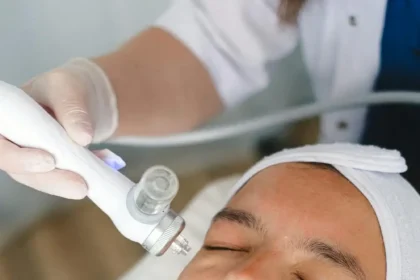 a women having lipo laser